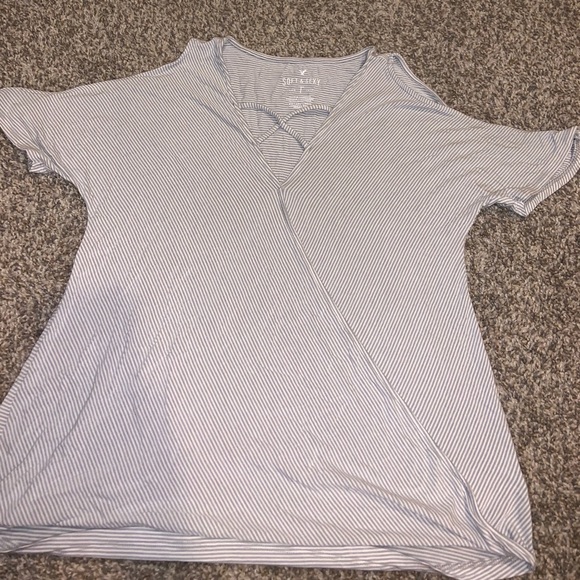 Short sleeve and off the shoulder shirt - Picture 2 of 2